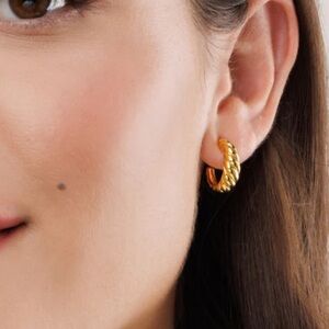 ⭐️Mejuri Gold Croissant Hoops